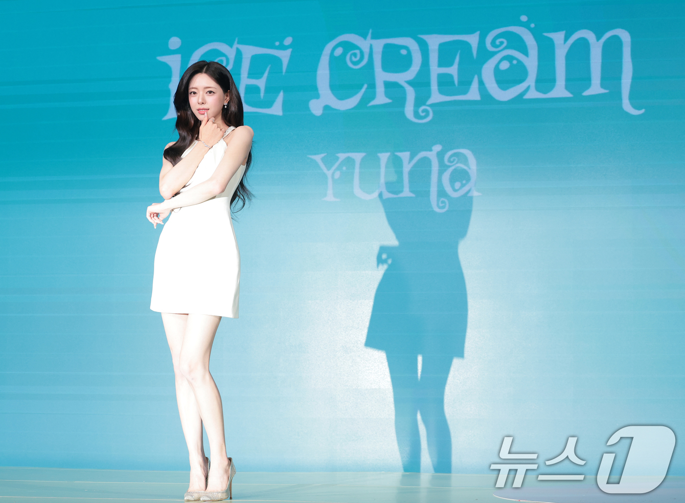 (서울=뉴스1) 권현진 기자 = 그룹 있지(ITZY) 유나가 23일 오후 서울 광진구 풀만 앰버서더 서울 이스트폴에서 가진 솔로 데뷔 앨범 ‘아이스크림(Ice Cream)’ 발매 …