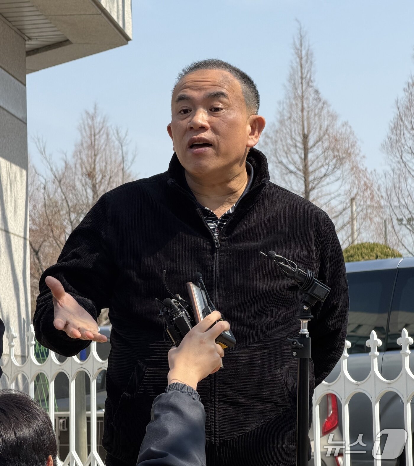 본문 이미지 - 정치 브로커로 알려진 명태균 씨가 23일 충북 청주흥덕경찰서 앞에서 신용한 충북지사 예비후보를 고소하는 기자회견을 열고 있다.2026.3.23./뉴스1 장예린 기자