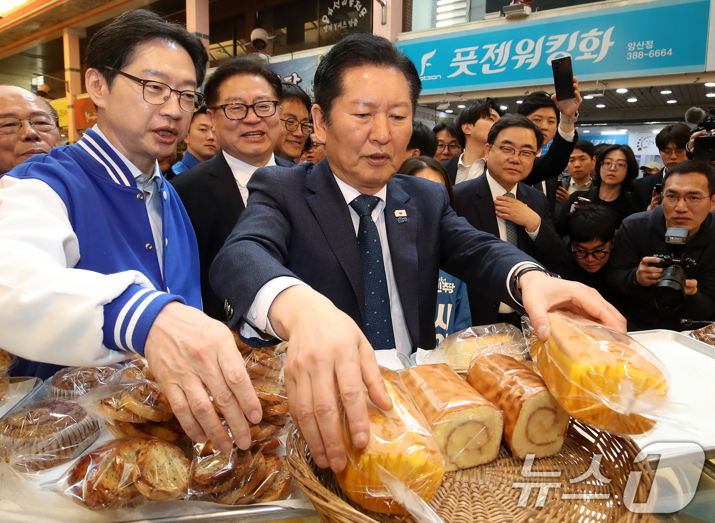 (양산=뉴스1) 윤일지 기자 = 정청래 더불어민주당 대표가 23일 오후 경남 양산 중부동 남부시장을 찾아 빵을 구입하고 있다. 2026.3.23/뉴스1