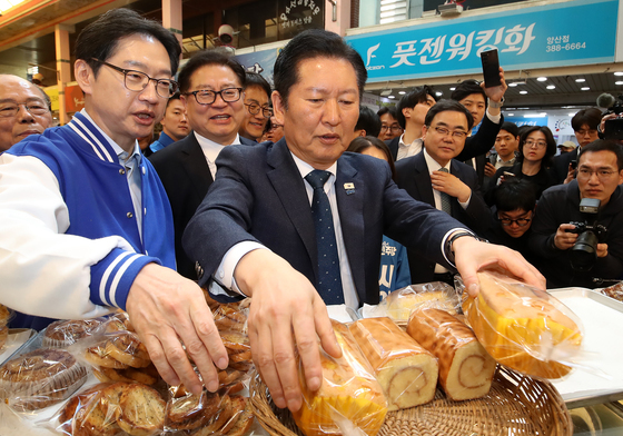 빵 고르는 정청래 대표