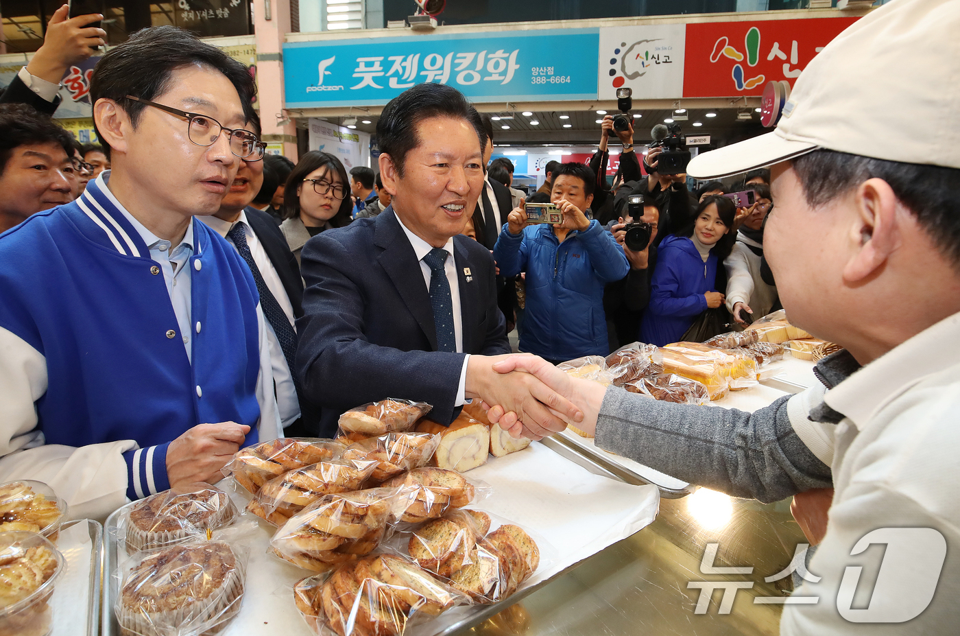 (양산=뉴스1) 윤일지 기자 = 정청래 더불어민주당 대표가 23일 오후 경남 양산 중부동 남부시장을 찾아 상인과 인사하고 있다. 2026.3.23/뉴스1