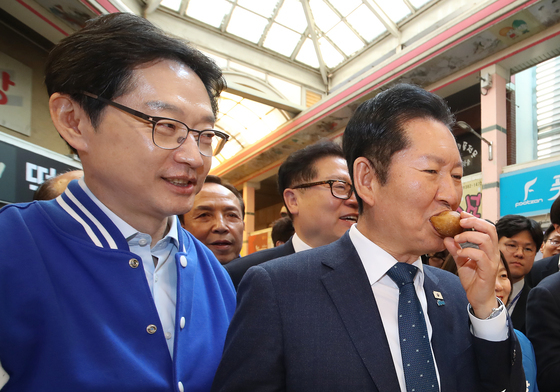 정청래 '찹쌀도넛 맛있네요'