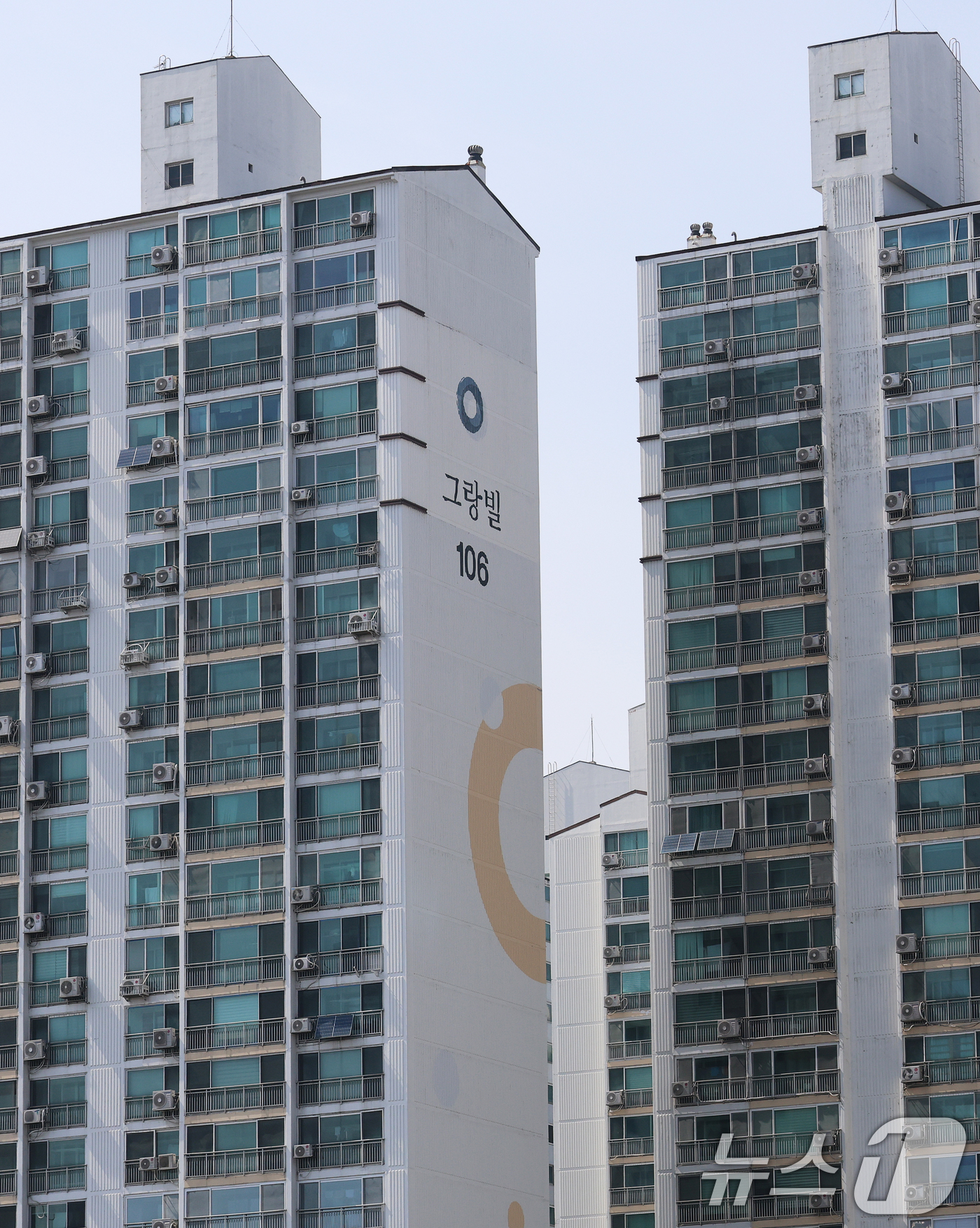 (서울=뉴스1) 오대일 기자 = 서울 아파트 전세가격이 상승세를 보이는 가운데 대단지 아파트에서도 전세 매물이 자취를 감추는 등 공급 부족 현상이 심화되고 있다.23일 한국부동산원 …