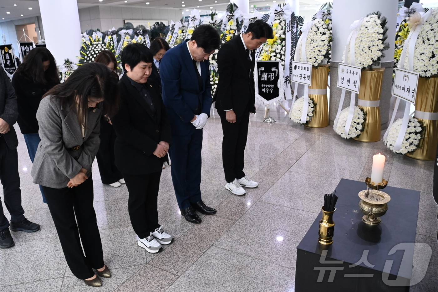 (대전=뉴스1) 이동원 기자 = 대덕구의회(의장 전석광)는 23일 오후 대전시청 1층에 마련된 문평동 화재 희생자 합동분향소를 찾아 조문했다.전석광 의장을 비롯한 의원들과 사무과 …