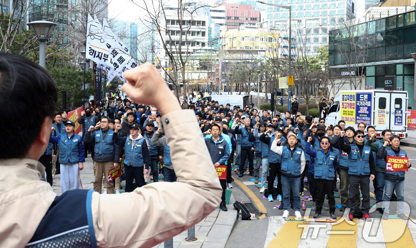 (서울=뉴스1) 최지환 기자 = 23일 오후 CJ대한통운 본사 앞에서 전국택배노동조합(택배노조) 조합원들이 'CJ대한통운본부 결의대회'를 열고 있다. 2026.3.23/뉴스1