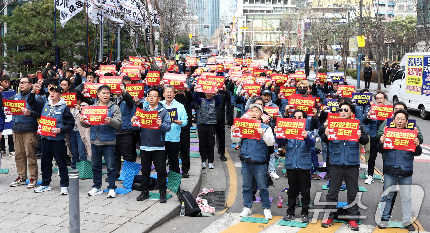 (서울=뉴스1) 최지환 기자 = 23일 오후 CJ대한통운 본사 앞에서 열린 '전국택배노동조합 CJ대한통운본부 결의대회'에서 조합원들이 구호를 외치고 있다. 2026.3.23/뉴스1 …