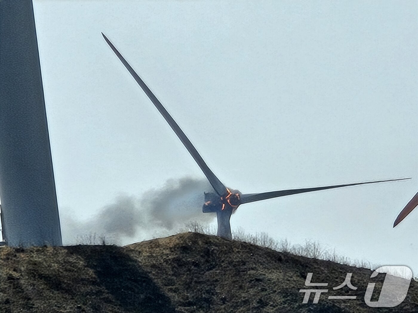 본문 이미지 - 23일 오후 1시11분쯤 경북 영덕군 대부리 풍력발전단지에 있는 발전기에서 불이 나 소방당국과 업체에서 진화작업을 벌이고 있다.(영덕군제공, 재판매 및 DB금지) 2026.3.23 ⓒ 뉴스1 최창호 기자