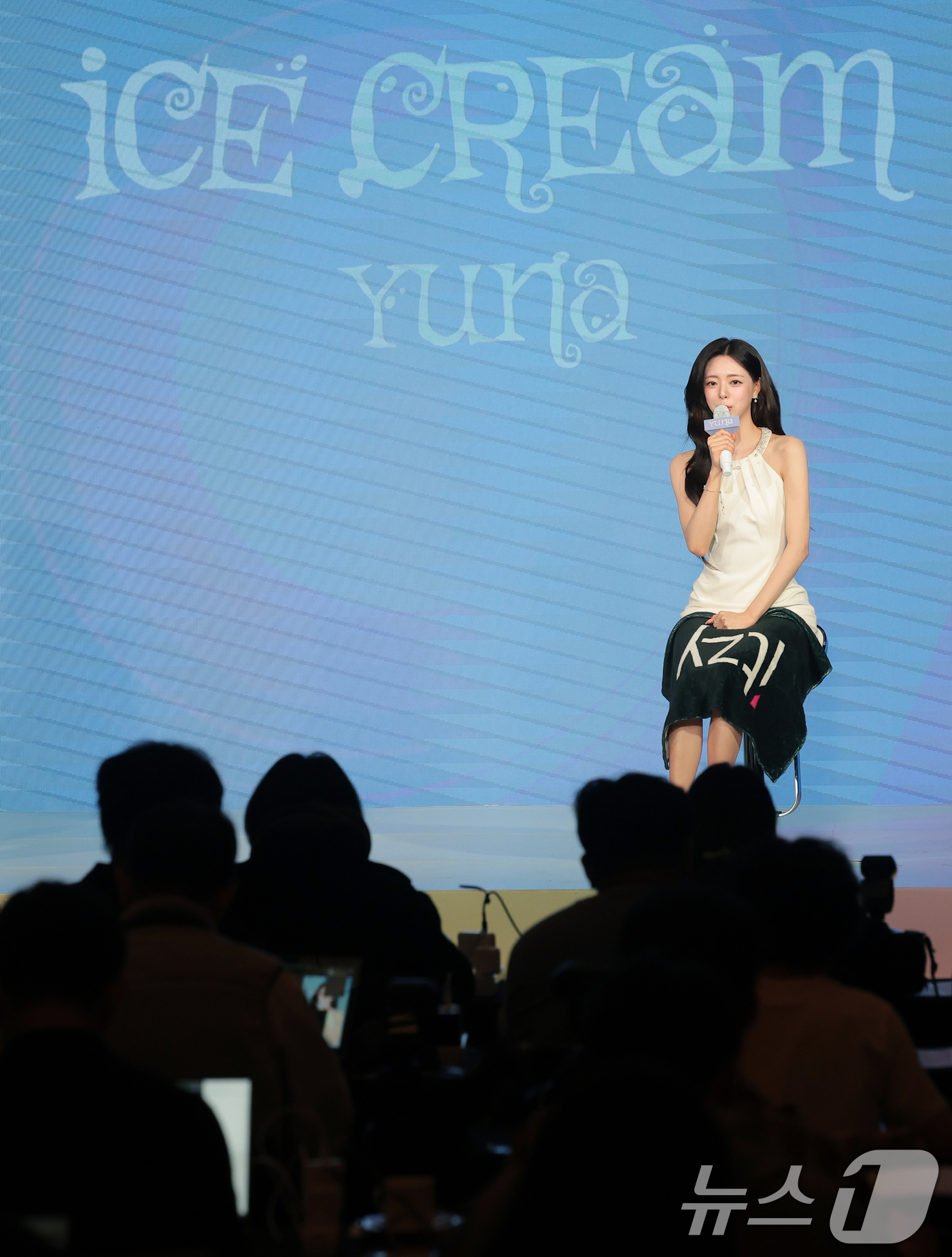 (서울=뉴스1) 권현진 기자 = 그룹 있지(ITZY) 유나가 23일 오후 서울 광진구 풀만 앰버서더 서울 이스트폴에서 가진 솔로 데뷔 앨범 ‘아이스크림(Ice Cream)’ 발매 …