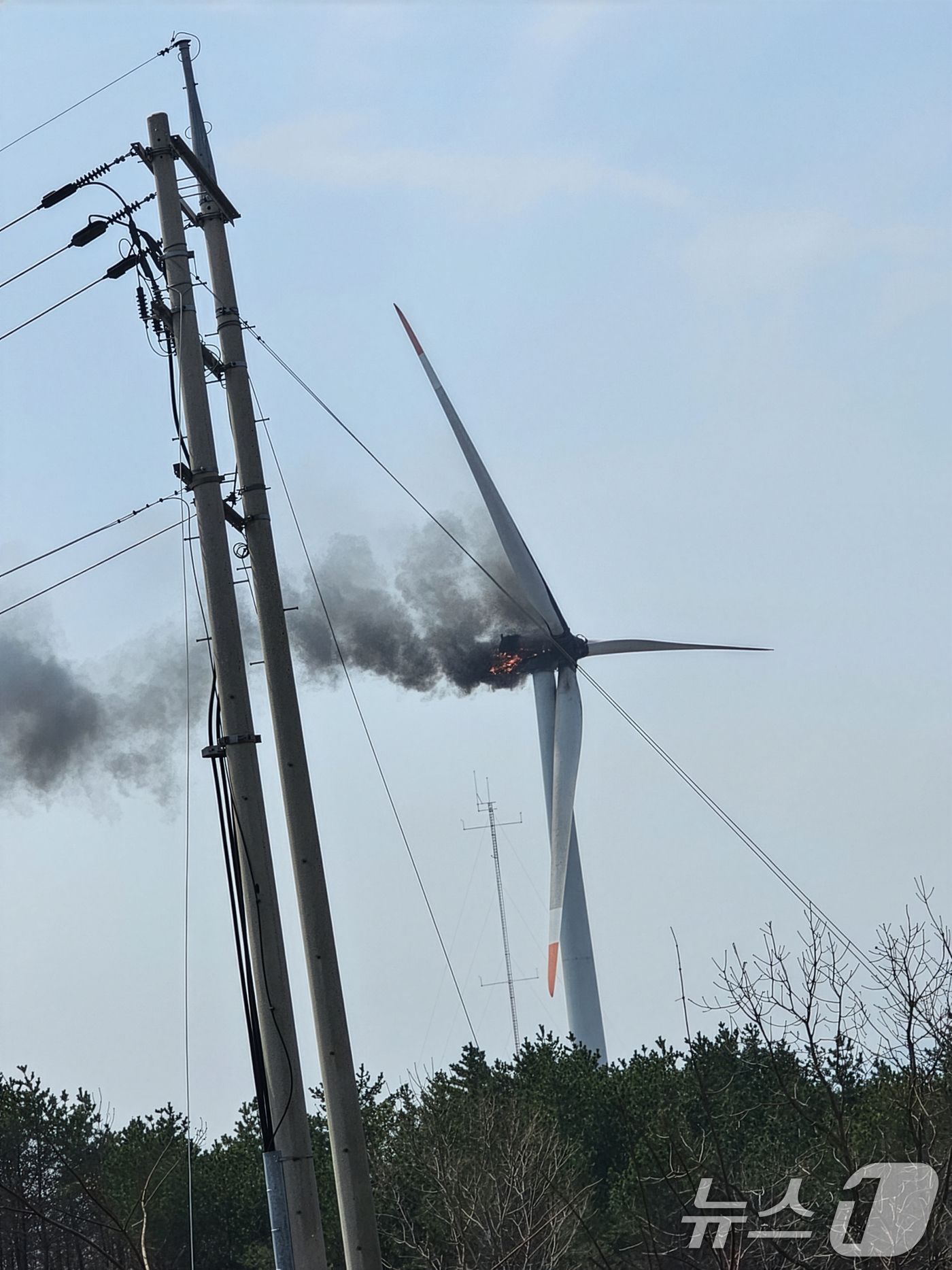 (영덕=뉴스1) 최창호 기자 = 23일 오후 1시11분쯤 경북 영덕군 대부리 풍력발전단지에 있는 발전기에서 불이 나 소방당국과 업체에서 진화작업을 벌이고 있다.(영덕군제공, 재판매 …
