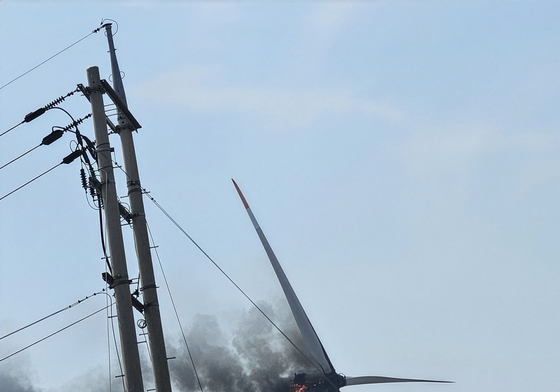 화염에 덮인 영덕풍력발전기