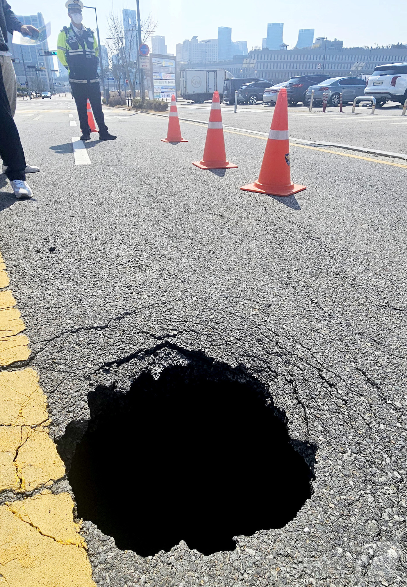(세종=뉴스1) 김기남 기자 = 23일 오후 세종시 어진동 정부세종청사 인근 도로에 씽크홀이 발생하여 경찰이 도로를 통제하며 관계 공무원들이 대책을 논의하고 있다. 2026.3.2 …