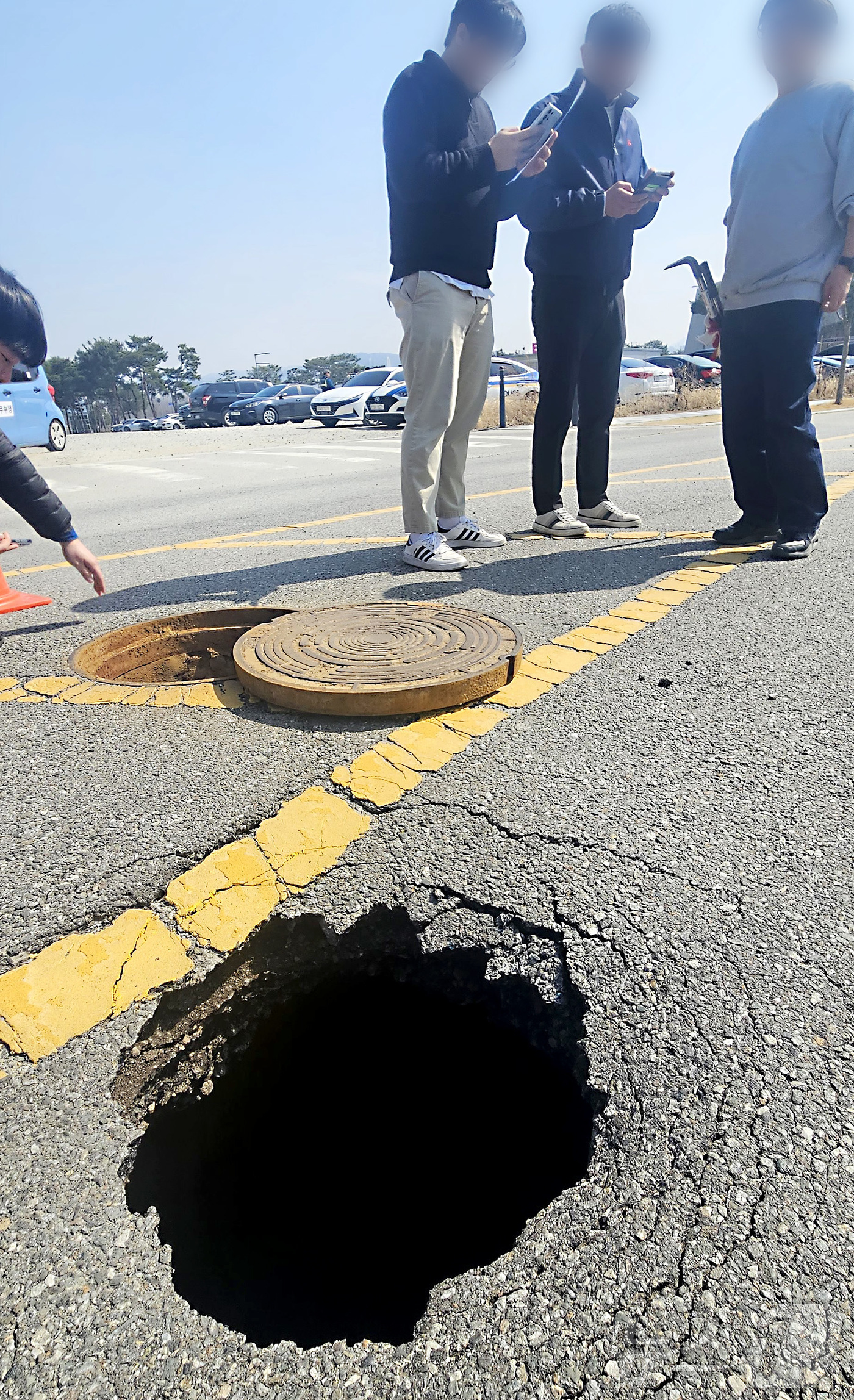 (세종=뉴스1) 김기남 기자 = 23일 오후 세종시 어진동 정부세종청사 인근 도로에 씽크홀이 발생하여 경찰이 도로를 통제하며 세종시 관계 공무원들이 대책을 논의하고 있다. 2026 …