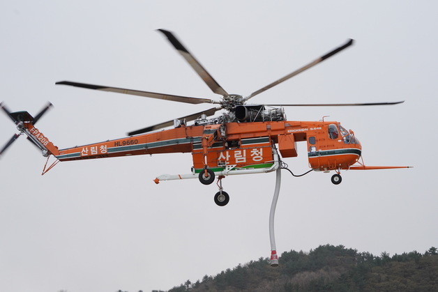 통영 용남면서 산불…헬기 3대 진화 중