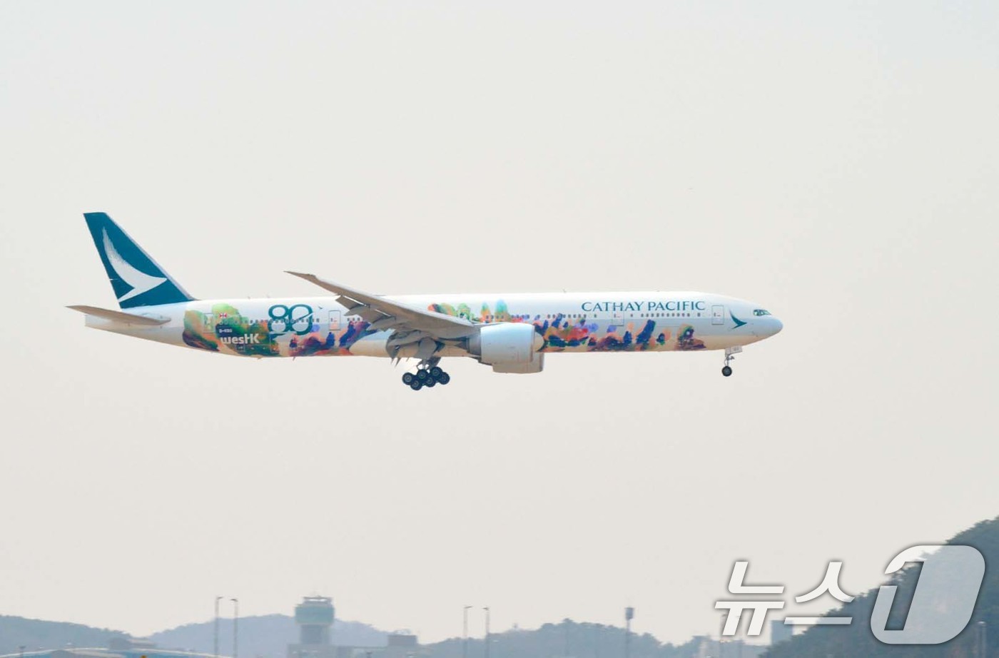 (인천공항=뉴스1) 안은나 기자 = 캐세이퍼시픽항공(Cathay Pacific)이 23일 인천국제공항에서 창립 80주년 기념 특별 도장 항공기 ‘Spirit of Hong Kong …