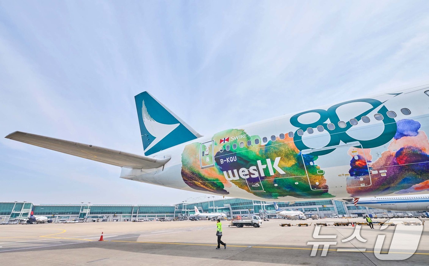 (인천공항=뉴스1) 안은나 기자 = 캐세이퍼시픽항공(Cathay Pacific)이 23일 인천국제공항에서 창립 80주년 기념 특별 도장 항공기 ‘Spirit of Hong Kong …