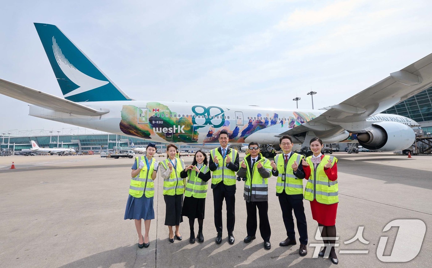 (인천공항=뉴스1) 안은나 기자 = 캐세이퍼시픽항공이 창립 80주년을 맞아 23일 인천국제공항 1터미널에서 특별 도장 항공기 ‘Spirit of Hong Kong(홍콩의 정신)'를 …