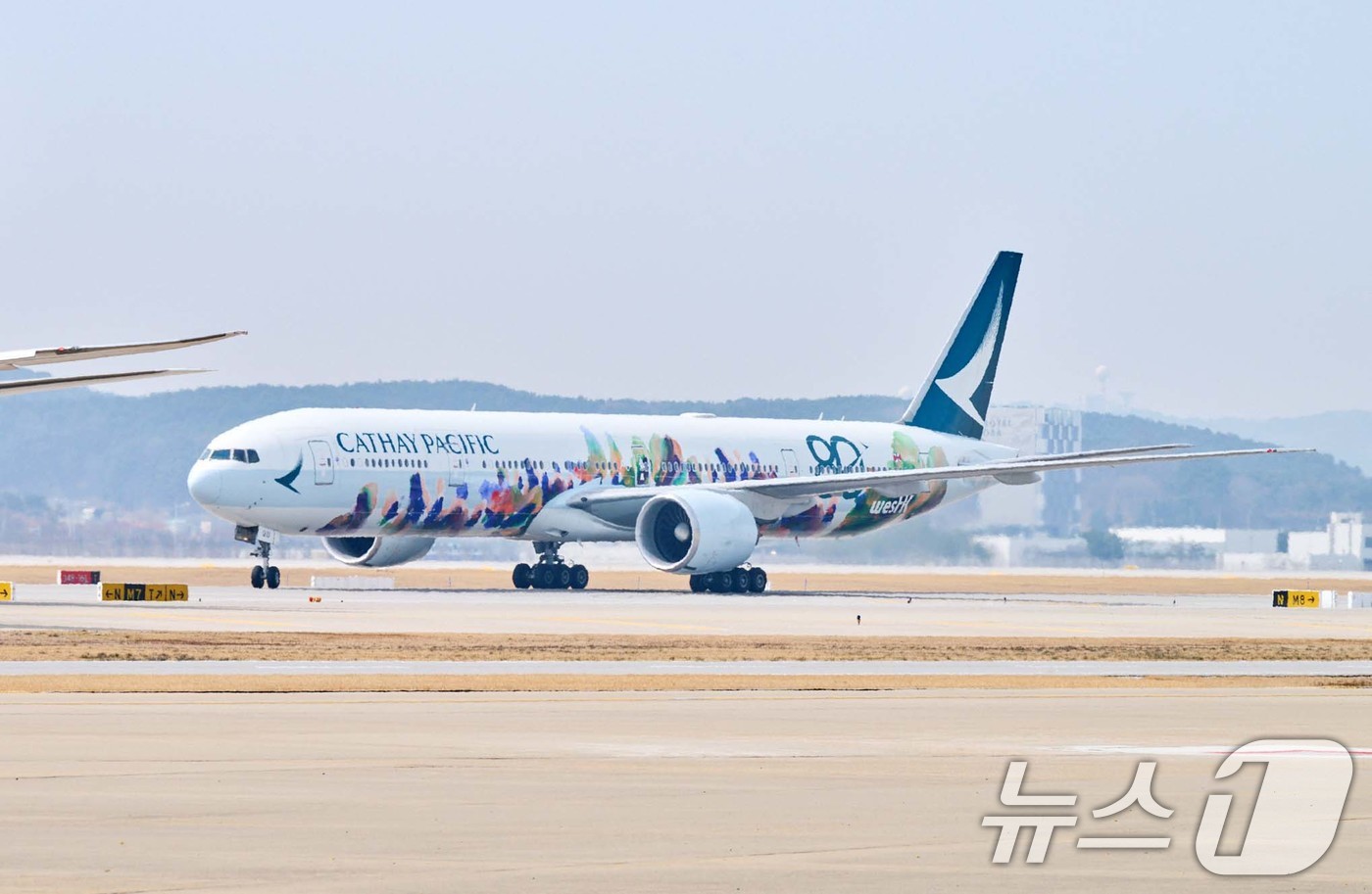 (인천공항=뉴스1) 안은나 기자 = 캐세이퍼시픽항공(Cathay Pacific)이 23일 인천국제공항에서 창립 80주년 기념 특별 도장 항공기 ‘Spirit of Hong Kong …