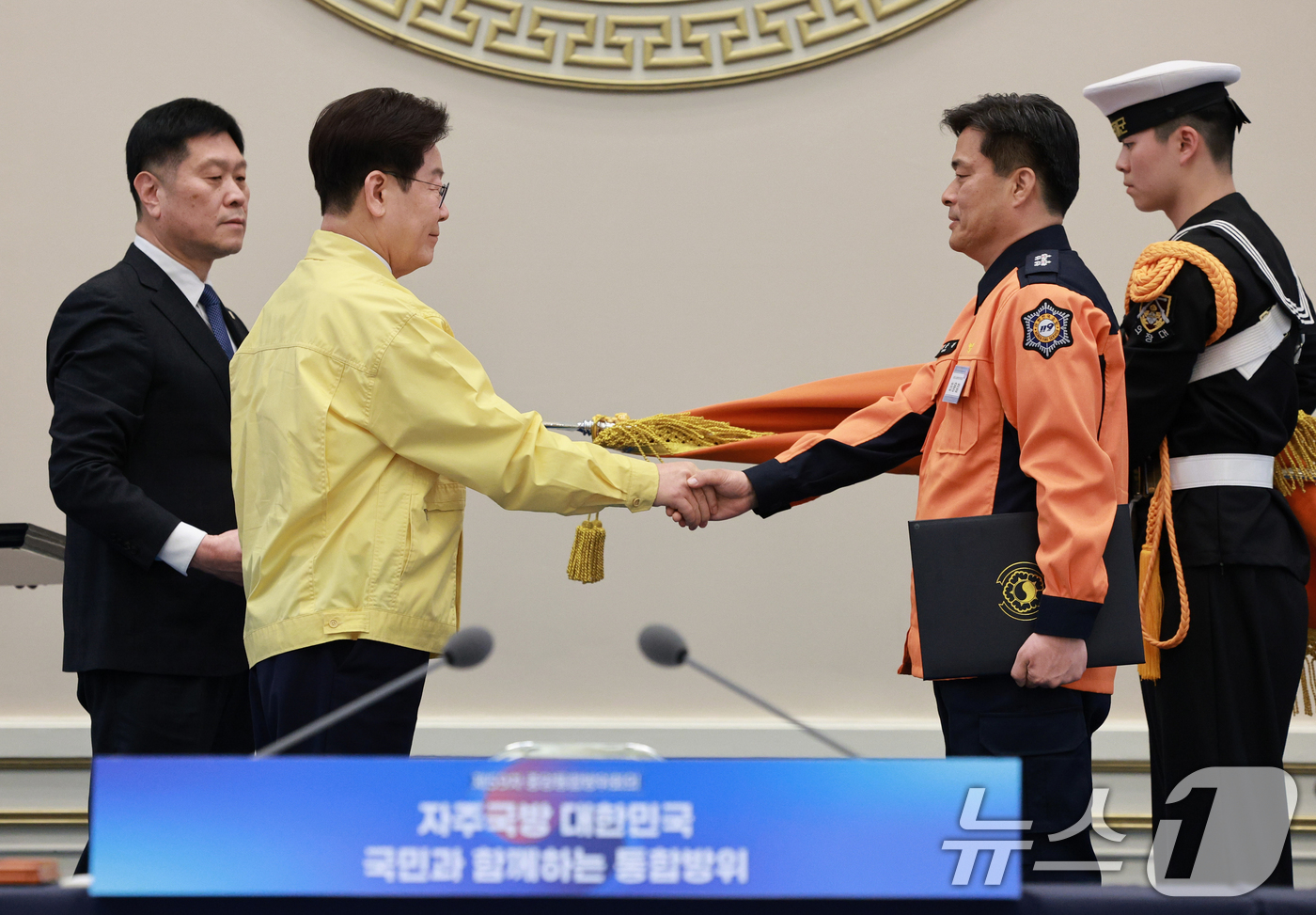 (서울=뉴스1) 이재명 기자 = 이재명 대통령이 23일 청와대에서 열린 제59차 중앙통합방위회의에서 경기도 소방재난본부에 대통령 단체표창을 수여한 뒤 최용철 본부장 직무대행과 악수 …
