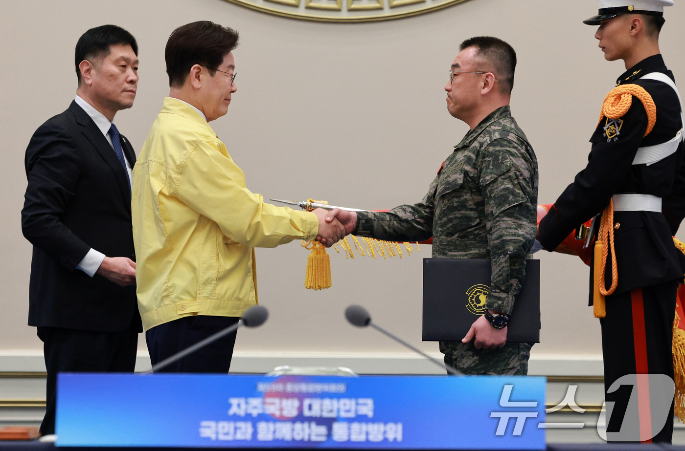 (서울=뉴스1) 이재명 기자 = 이재명 대통령이 23일 청와대에서 열린 제59차 중앙통합방위회의에서 해병대 제6여단에 대통령 단체표창을 수여한 뒤 김지영 부여단장과 악수하고 있다. …