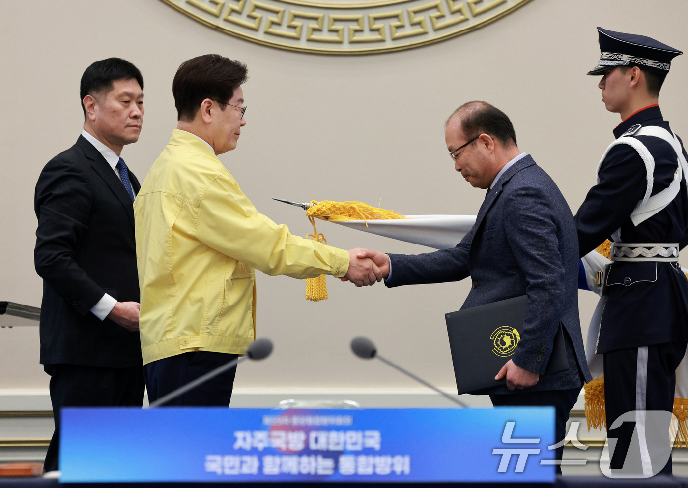 (서울=뉴스1) 이재명 기자 = 이재명 대통령이 23일 청와대에서 열린 제59차 중앙통합방위회의에서 한국가스공사 제주LNG본부에 대통령 단체표창을 수여한 뒤 서현석 본부장과 악수하 …