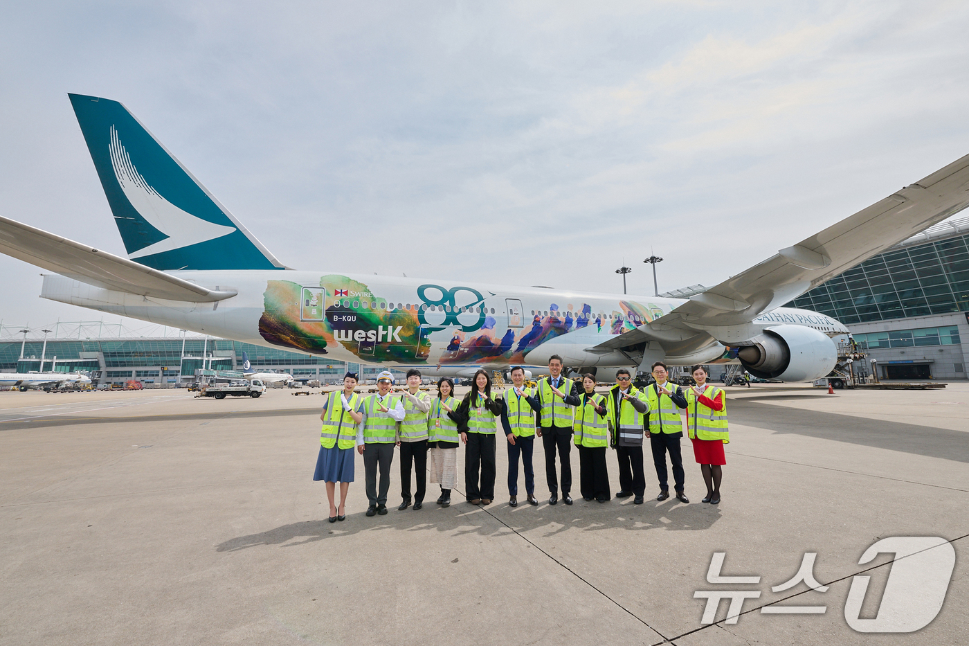 (인천공항=뉴스1) 안은나 기자 = 캐세이퍼시픽항공이 창립 80주년을 맞아 23일 인천국제공항 1터미널에서 특별 도장 항공기 ‘Spirit of Hong Kong(홍콩의 정신)'를 …