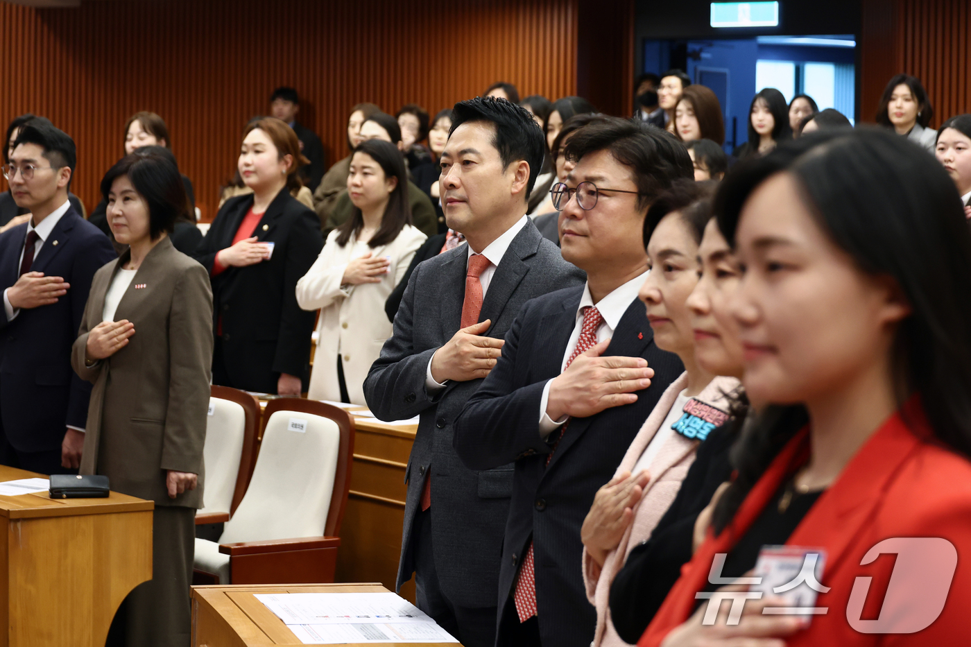 (서울=뉴스1) 이승배 기자 = 장동혁 국민의힘 대표와 서명옥 중앙여성위원장이 23일 서울 여의도 국회박물관에서 열린 중앙차세대여성위원회 발대식에서 국민의례를 하고 있다. (공동취 …