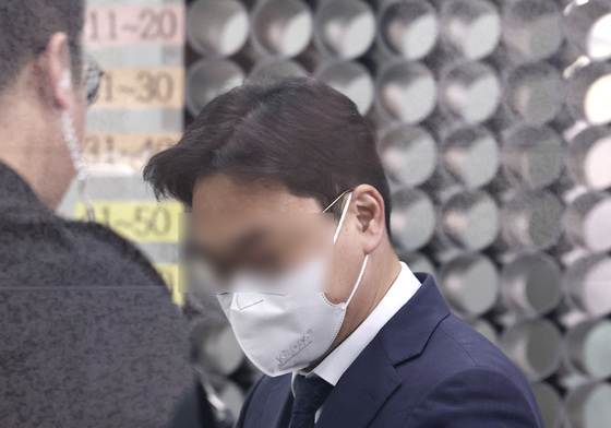 고교 선배 변호사 사건 감형 후 뇌물 수수…현직 판사 구속 갈림길