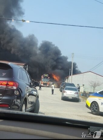 본문 이미지 - 23일 강원 동해시 이도동 식품업체 창고 화재 현장.(독자제공, 재판매 및 DB 금지) 2026.3.23/뉴스1