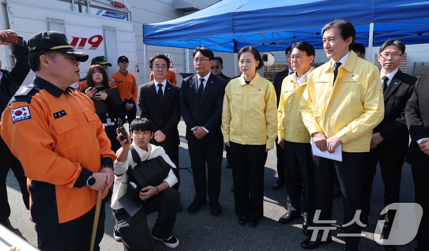 (대전=뉴스1) 김기태 기자 = 조국혁신당 조국 대표가 23일 화재로 74명의 인명피해가 발생한 대전 대덕구 안전공업을 찾아 피해상황을 보고받고 있다.  2026.3.23/뉴스1