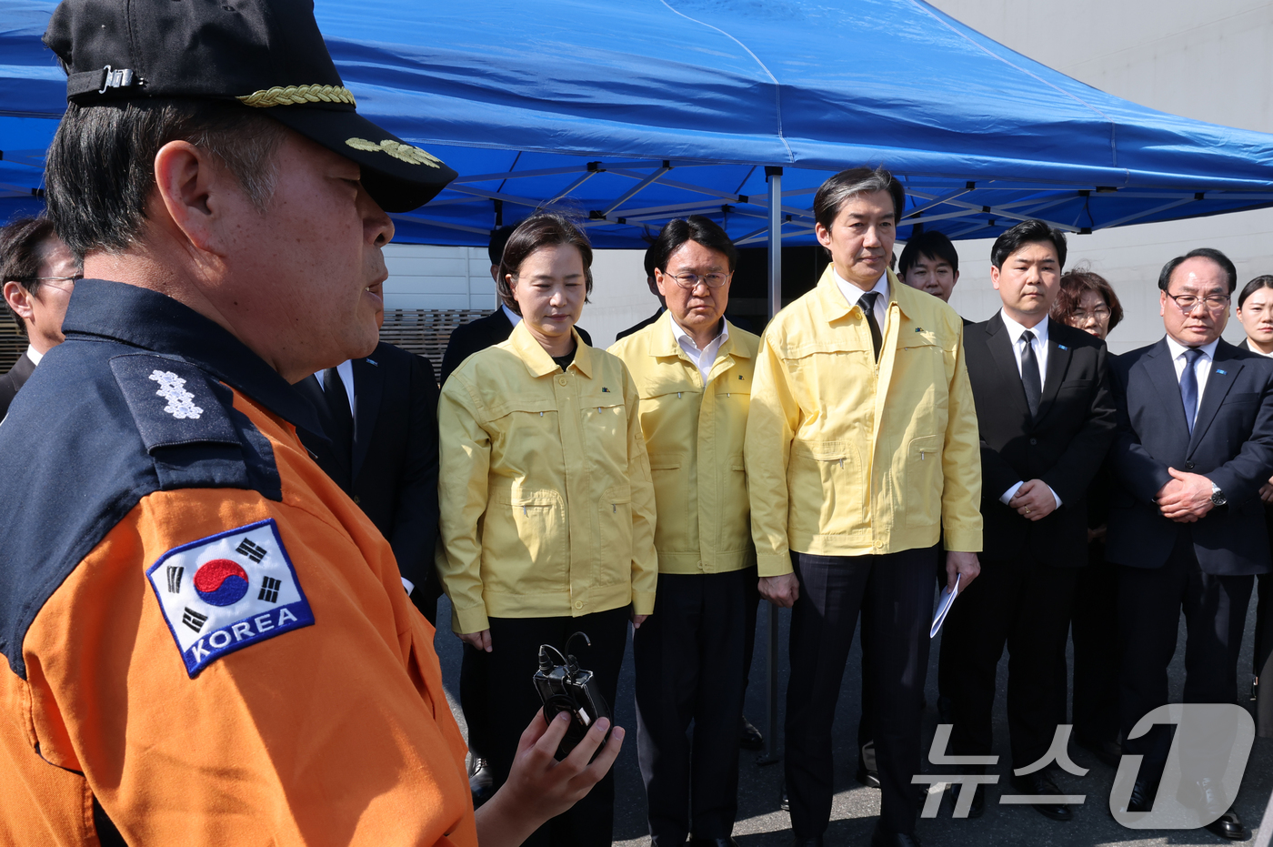 (대전=뉴스1) 김기태 기자 = 조국혁신당 조국 대표가 23일 화재로 74명의 인명피해가 발생한 대전 대덕구 안전공업을 찾아 피해상황을 보고받고 있다.  2026.3.23/뉴스1