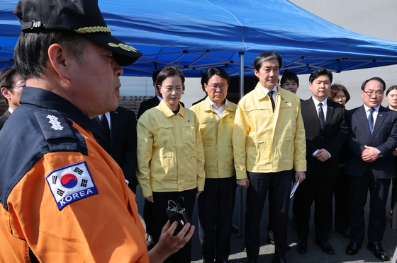 피해 상황 보고받는 조국