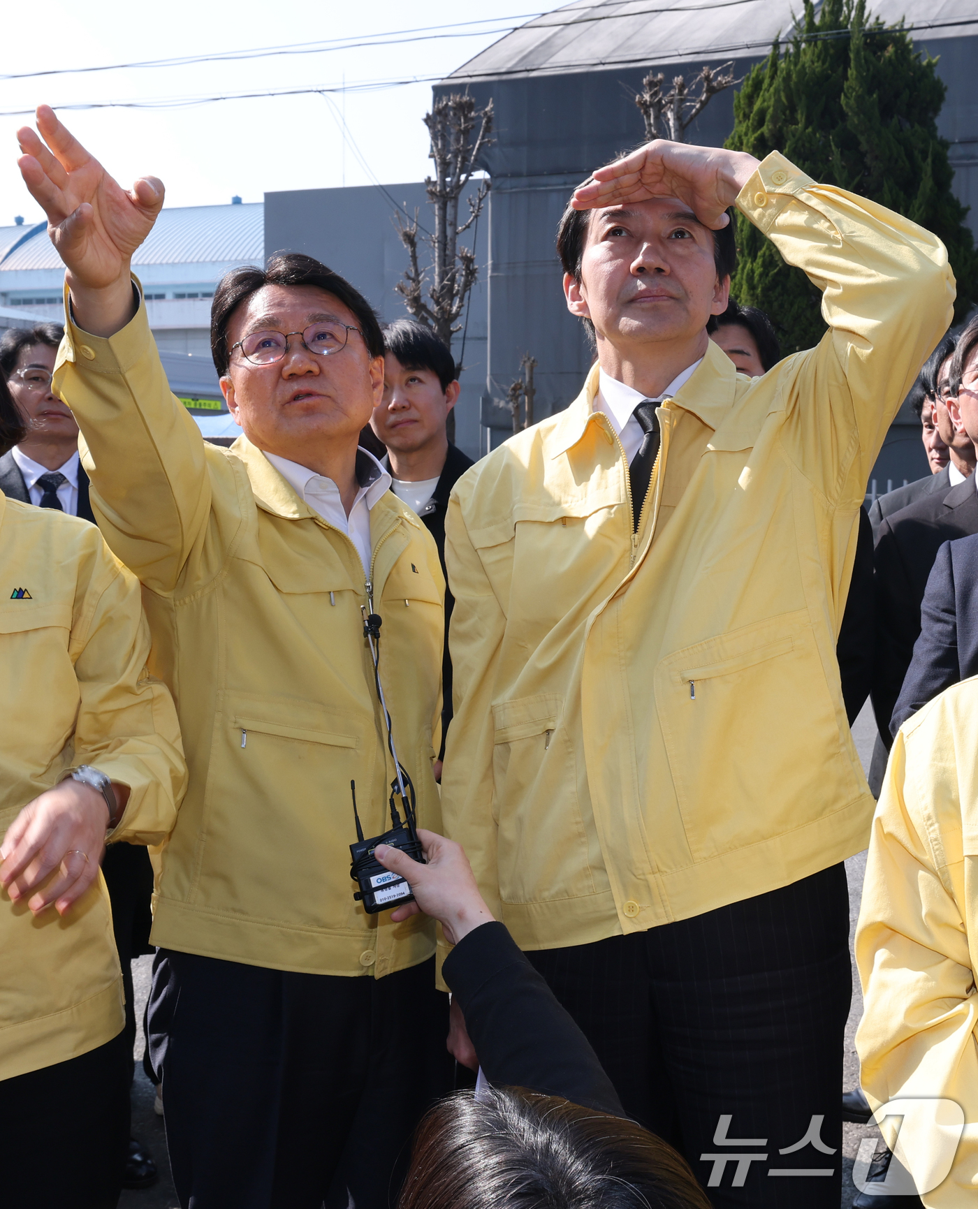 (대전=뉴스1) 김기태 기자 = 조국혁신당 조국 대표가 23일 화재로 74명의 인명피해가 발생한 대전 대덕구 안전공업을 찾아 황운하 국회의원으로부터 피해상황을 설명듣고 있다.  2 …