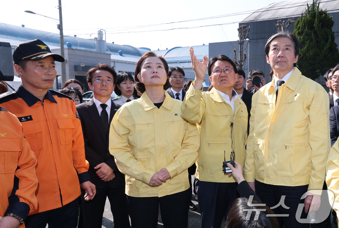 (대전=뉴스1) 김기태 기자 = 조국혁신당 조국 대표가 23일 화재로 74명의 인명피해가 발생한 대전 대덕구 안전공업을 찾아 황운하 국회의원으로부터 피해 상황을 설명듣고 있다. …