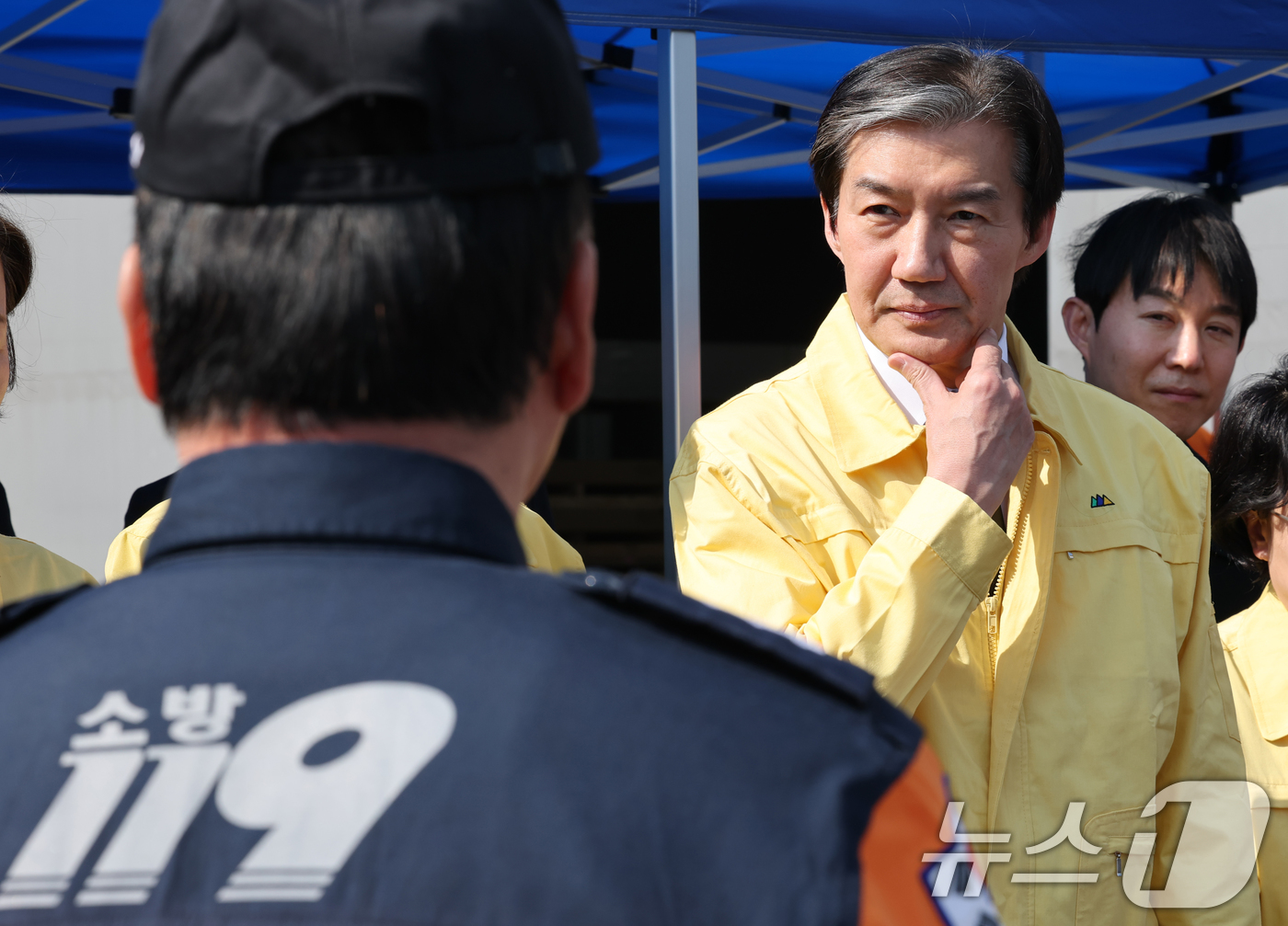 (대전=뉴스1) 김기태 기자 = 조국혁신당 조국 대표가 23일 화재로 74명의 인명피해가 발생한 대전 대덕구 안전공업을 찾아 피해 상황을 보고받고 있다.  2026.3.23/뉴스1 …