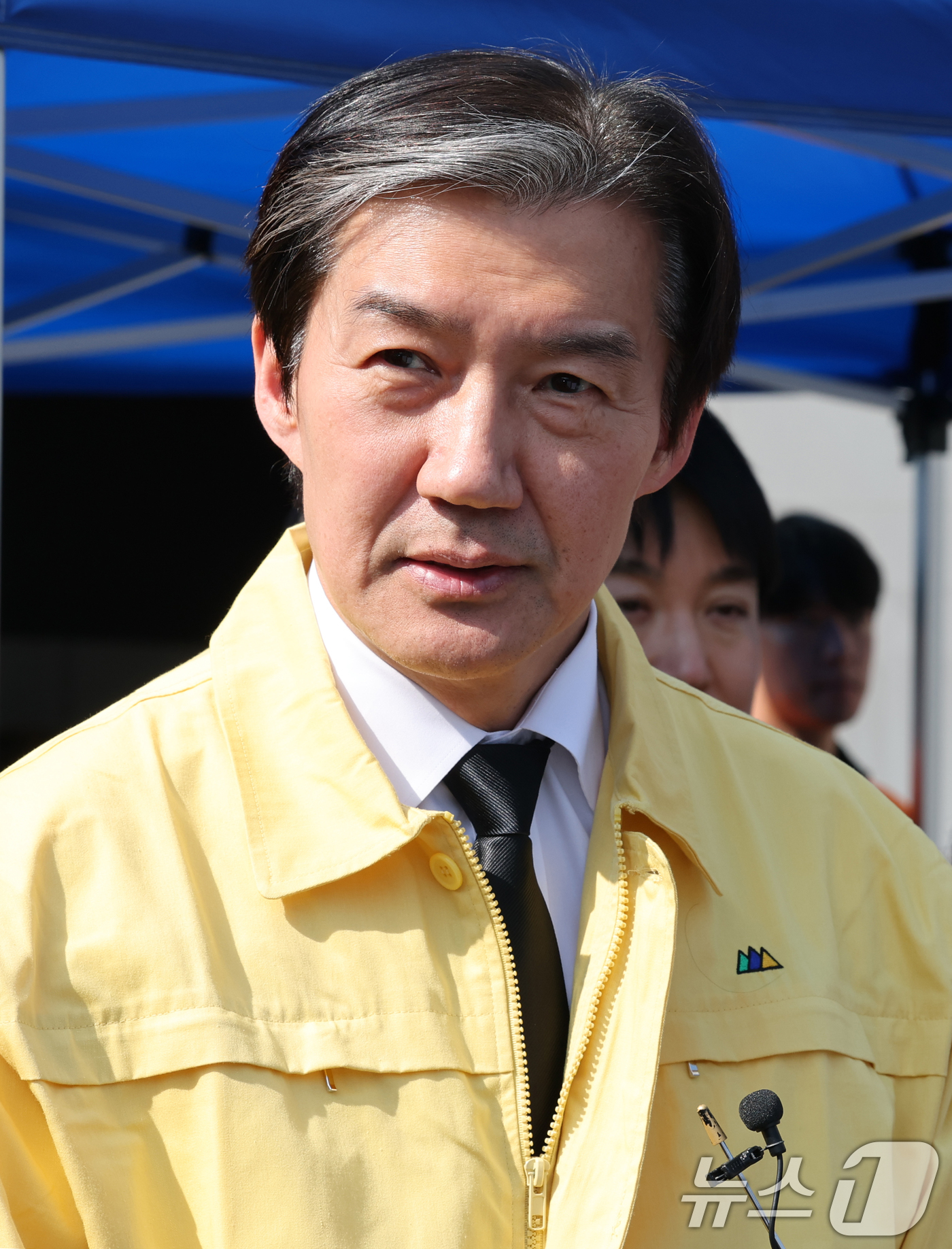 (대전=뉴스1) 김기태 기자 = 조국혁신당 조국 대표가 23일 화재로 74명의 인명피해가 발생한 대전 대덕구 안전공업을 찾아 피해 상황을 보고받고 있다.  2026.3.23/뉴스1 …