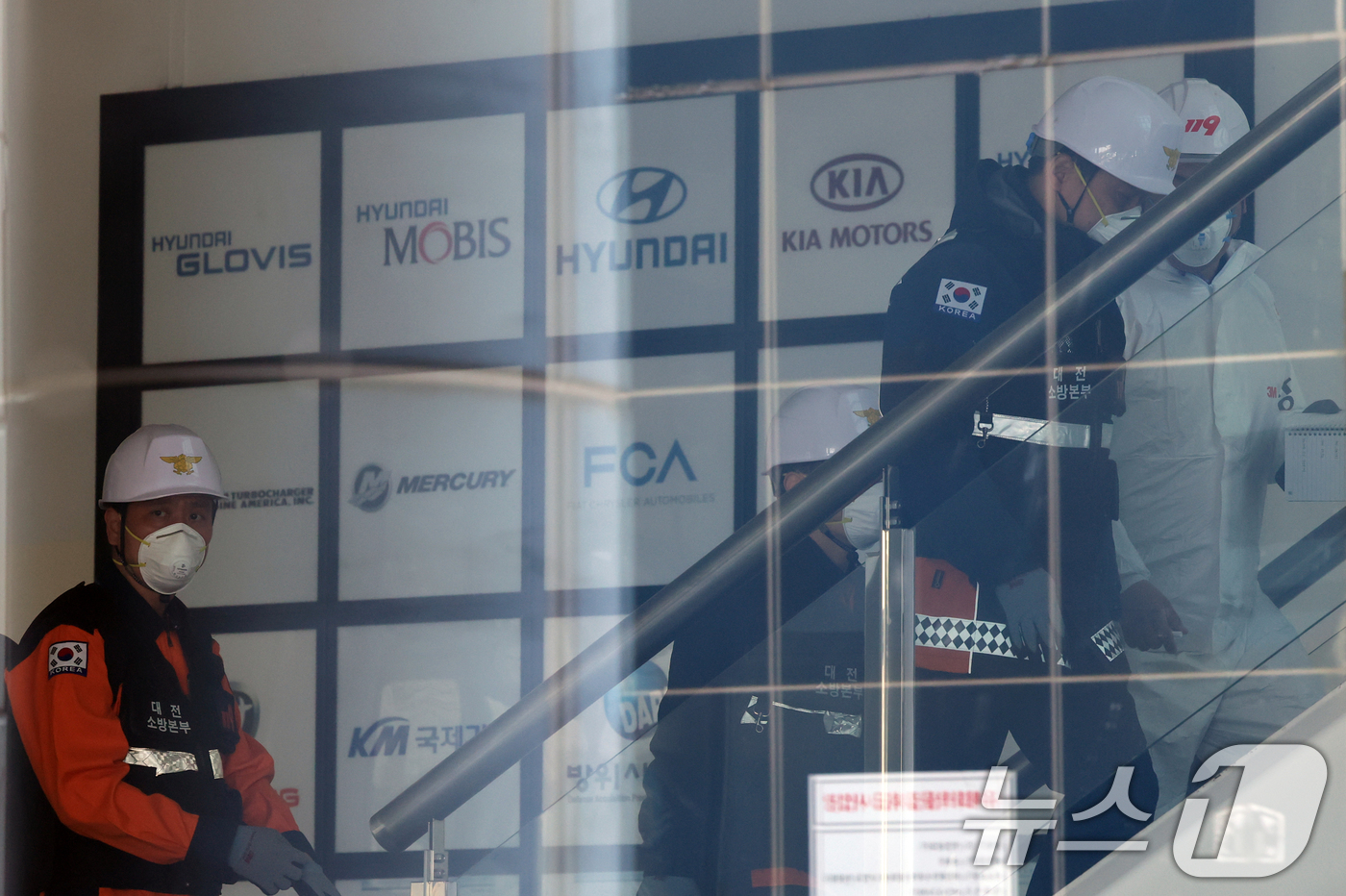 (대전=뉴스1) 김기태 기자 = 74명의 인명피해가 발생한 대전 안전공업 화재와 관련해 23일 경찰과 소방, 고용노동부와 국립과학수사원 등 관계 기관이 합동 감식이 진행되고 있는 …