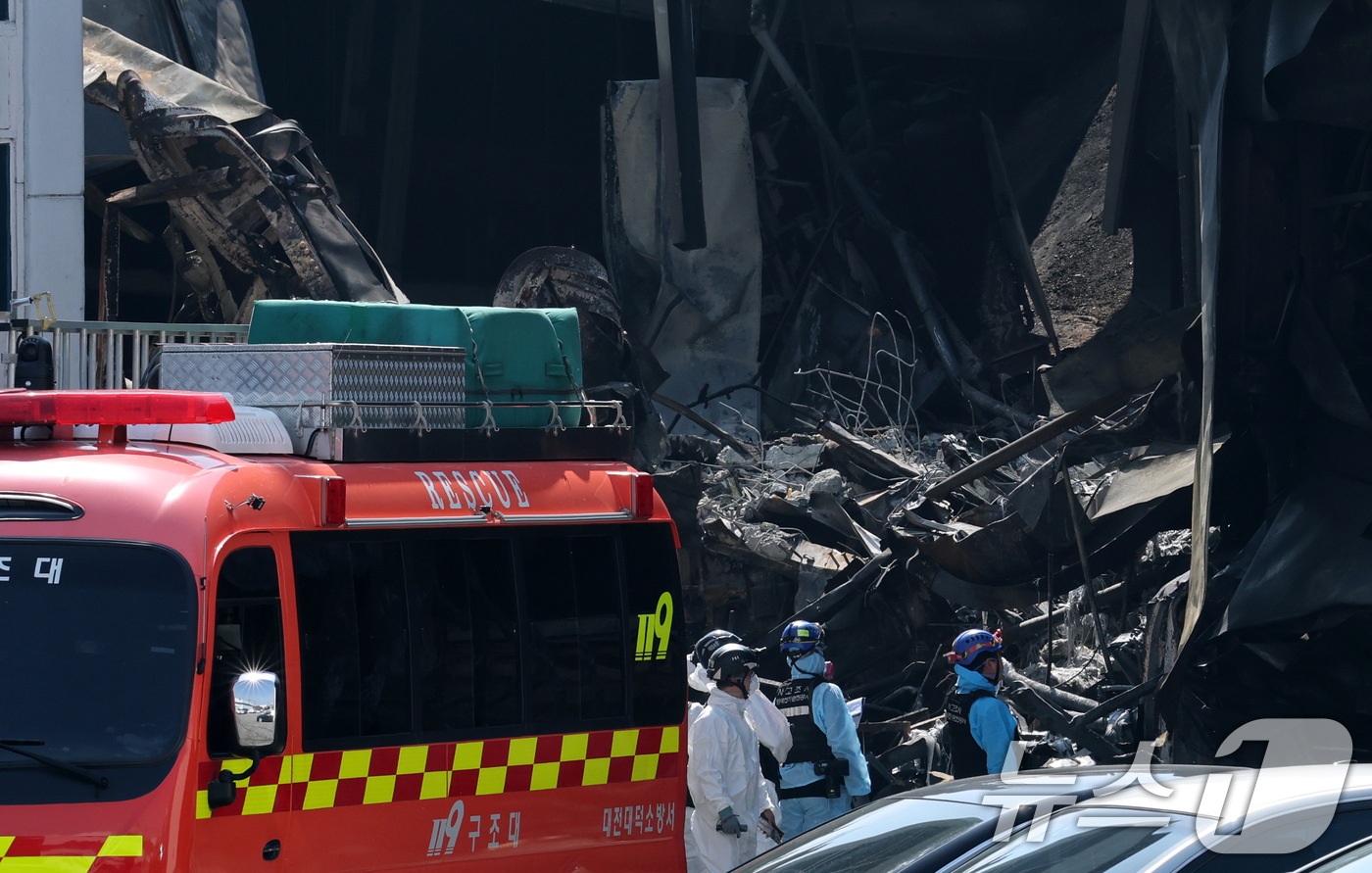 (대전=뉴스1) 김기태 기자 = 74명의 인명피해가 발생한 대전 안전공업 화재와 관련해 23일 경찰과 소방, 고용노동부와 국립과학수사원 등 관계 기관이 합동 감식을 하고 있다. 2 …