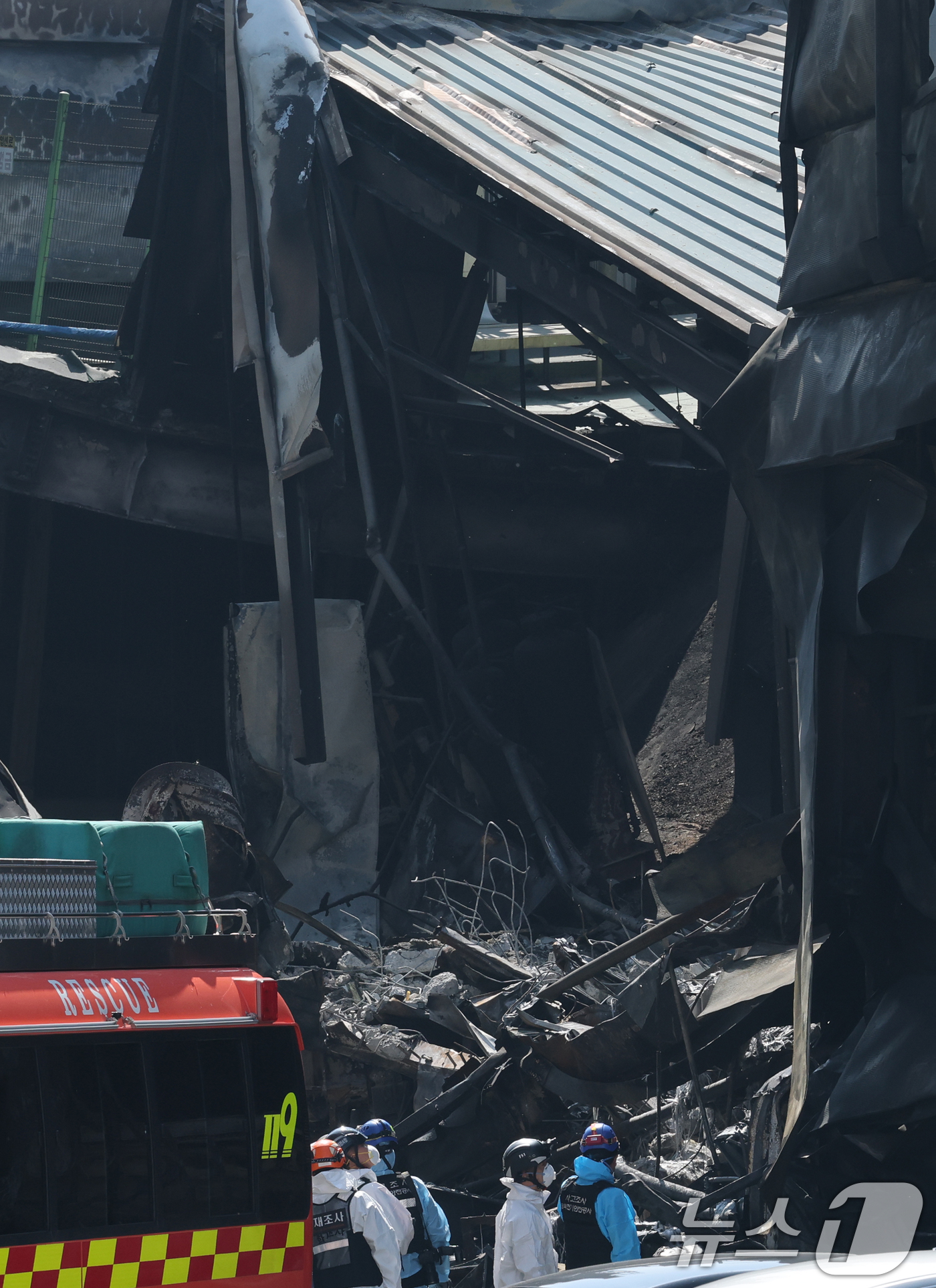 (대전=뉴스1) 김기태 기자 = 74명의 인명피해가 발생한 대전 안전공업 화재와 관련해 23일 경찰과 소방, 고용노동부와 국립과학수사원 등 관계 기관이 합동 감식을 하고 있다. 2 …