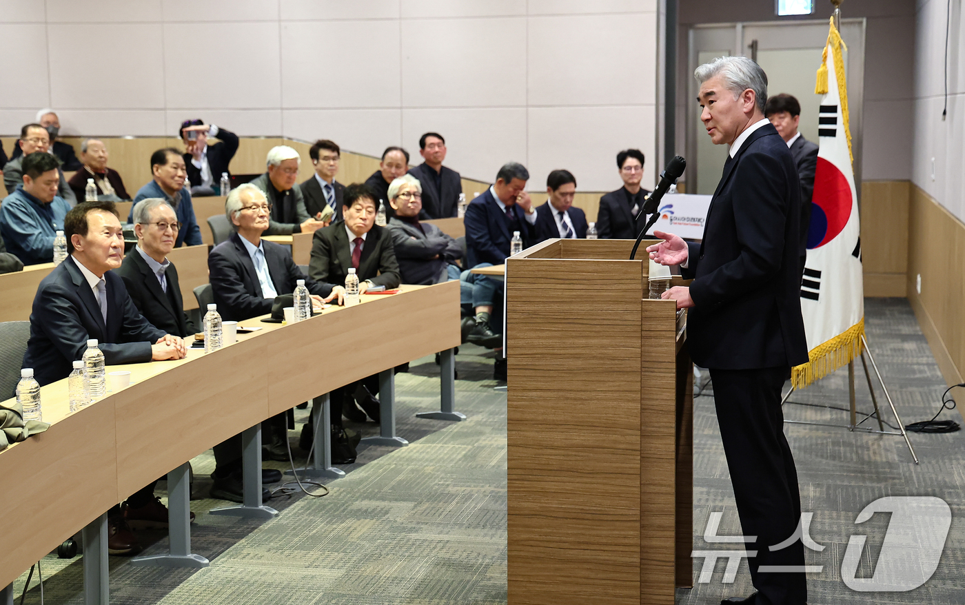 (서울=뉴스1) 김도우 기자 = 성 김 현대자동차그룹 사장이 23일 서울 영등포구 FKI타워에서 열린 동아시아미래재단 초청 특별강연에서 강연을 하고 있다. 2026.3.23/뉴스1 …