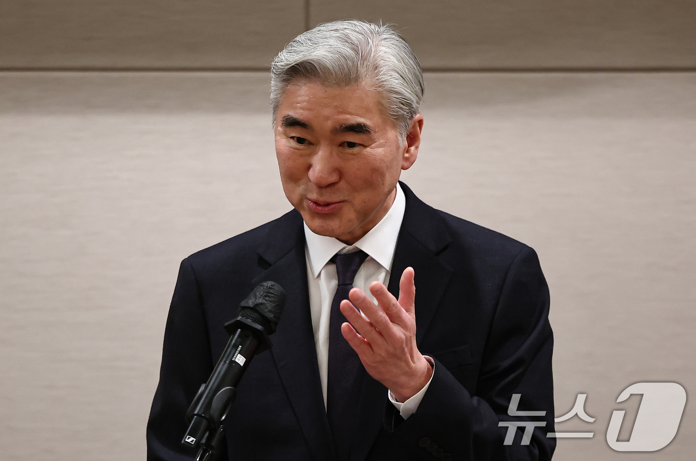 (서울=뉴스1) 김도우 기자 = 성 김 현대자동차그룹 사장이 23일 서울 영등포구 FKI타워에서 열린 동아시아미래재단 초청 특별강연에서 강연을 하고 있다. 2026.3.23/뉴스1 …