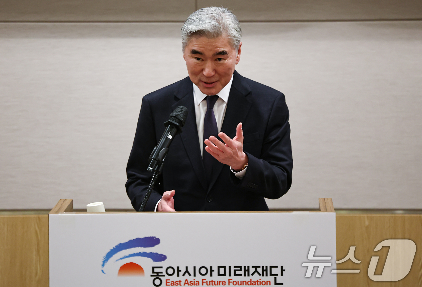 (서울=뉴스1) 김도우 기자 = 성 김 현대자동차그룹 사장이 23일 서울 영등포구 FKI타워에서 열린 동아시아미래재단 초청 특별강연에서 강연을 하고 있다. 2026.3.23/뉴스1 …