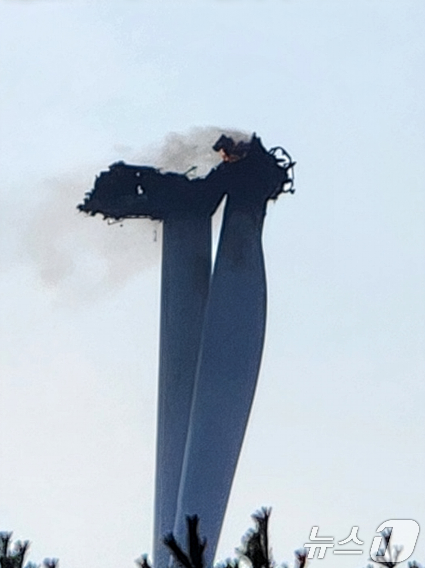 (영덕=뉴스1) 최창호 기자 = 23일 오후 1시11분쯤 경북 영덕군 대부리 풍력발전단지에 있는 발전기에서 불이 나 소방당국과 업체에서 진화작업을 벌이고 있는 가운데 발전기 프로펠 …