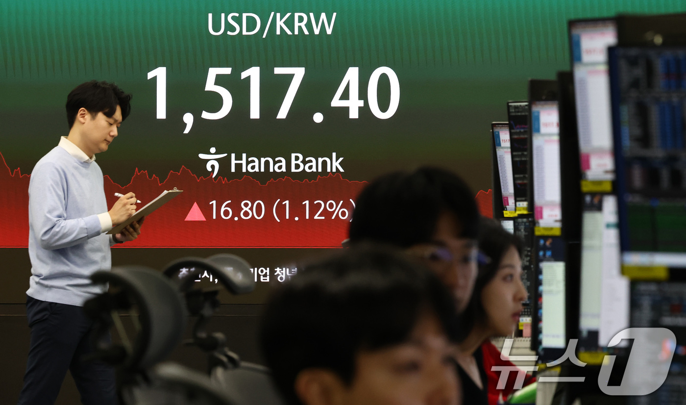 (서울=뉴스1) 최지환 기자 = 중동분쟁 불확실성 고조로 2009년 금융위기 이후 처음으로 원·달러 환율이 1510원을 돌파한 23일 오후 서울 중구 하나은행 딜링룸 전광판에 원· …