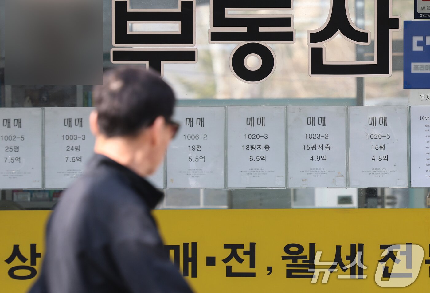 본문 이미지 - 서울 아파트 전세가격이 상승세를 보이는 가운데 대단지 아파트에서도 전세 매물이 자취를 감추는 등 공급 부족 현상이 심화되고 있다. 23일 한국부동산원에 따르면 3월 셋째 주(16일 기준) 서울 아파트 전셋값은 0.13% 올라 전주(0.12%)보다 상승 폭이 확대됐다. 올해 누적 상승률은 1.30%로 지난해 같은 기간(0.21%)의 6배를 웃돌았다. 사진은 23일 서울 노원구의 한 부동산에 게시된 매물 안내문. 2026.3.23 ⓒ 뉴스1 오대일 기자