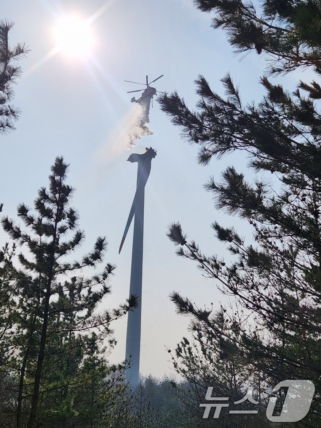 (영덕=뉴스1) 최창호 기자 = 23일 오후 1시 11분쯤 경북 영덕군 창포리 풍력발전단지 내 풍력발전기에서 불이나 산림진화 전문 헬기로 진화작업을 벌이고 있다.2026.3.23/ …