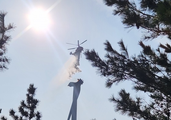 영덕 풍력발전단지 발전기에 불...헬기 투입 진화
