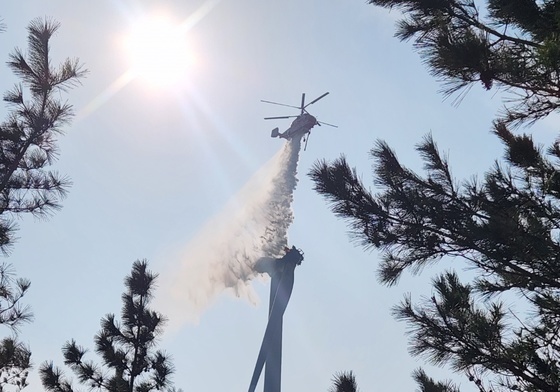 영덕 풍력발전단지 발전기에 불...헬기 투입 진화