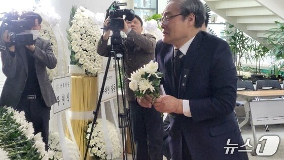 본문 이미지 - 대전 공장 화재 사망자들을 위해 마련된 합동분향소에서 손주환 안전공업 대표가 조문하고 있다.  2026.3.23 ⓒ 뉴스1 최형욱 기자