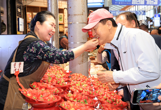 딸기 맛보는 오세훈시장