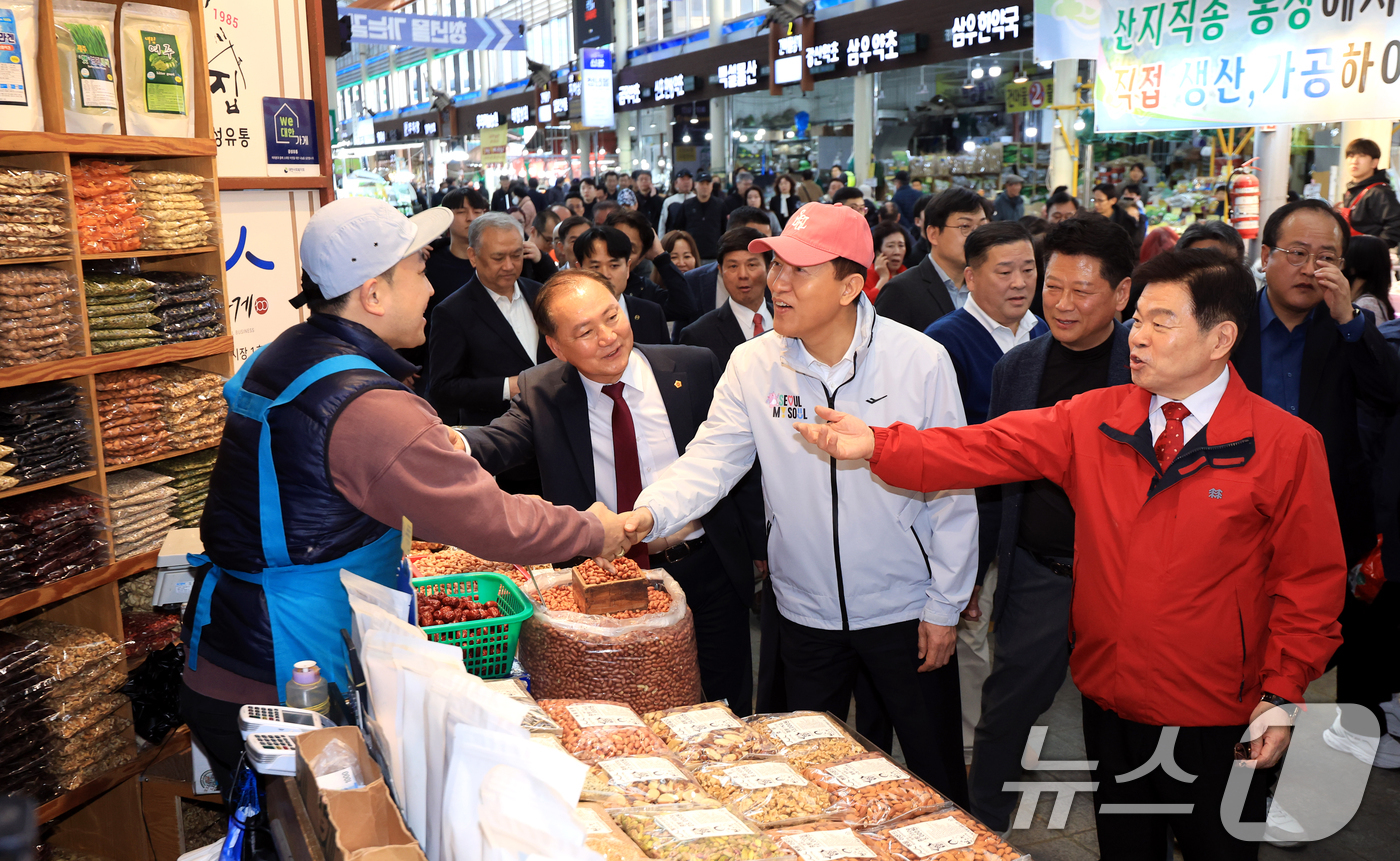 (서울=뉴스1) 이호윤 기자 = 오세훈 서울시장이 이필형 동대문구청장과 23일 서울 동대문구 경동시장에서 청량리 전통시장 혁신사업 현장방문을 하고 있다. 2026.3.23/뉴스1